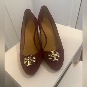 Tory Burch burgundy and Gold Heels with Elegant Design